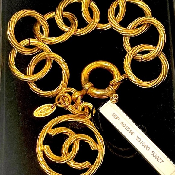 ❌❌SOLD❌❌CHANEL Textured Gold Chain Link Bracelet - Picture 3 of 10